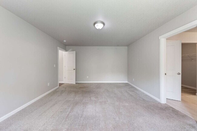 Building Photo - Spacious 4 bedroom home in Dayton