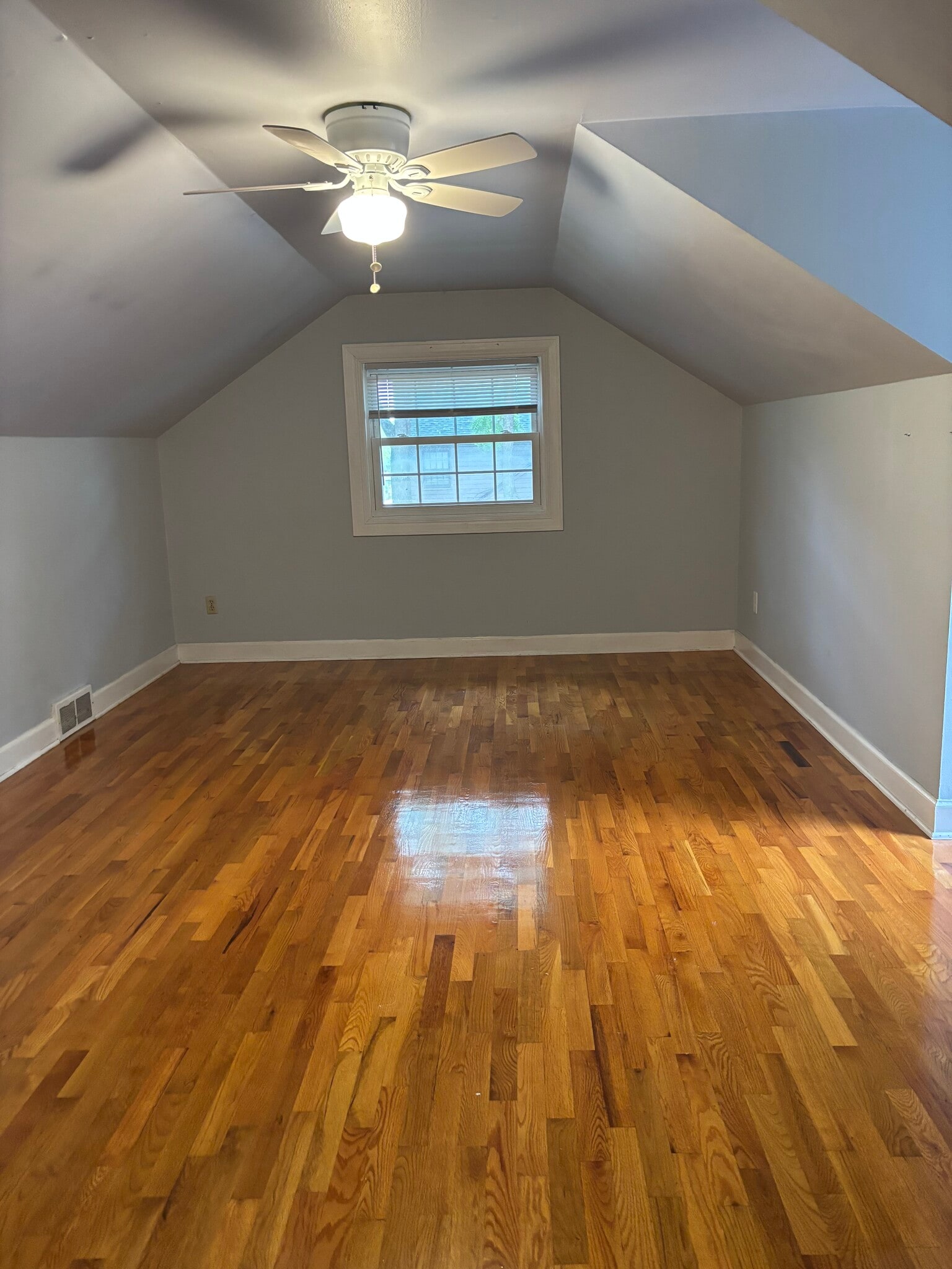 Building Photo - 289 Gunson St