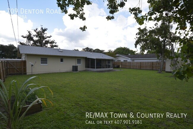 Building Photo - 709 Denton Rd
