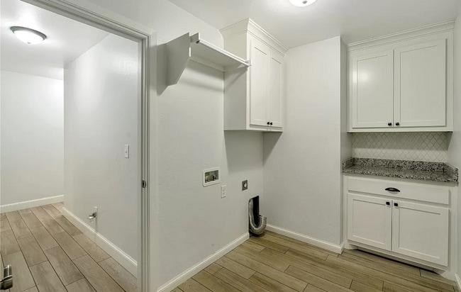 Building Photo - Stunning 3BD/2.5BTH Home in Mustang