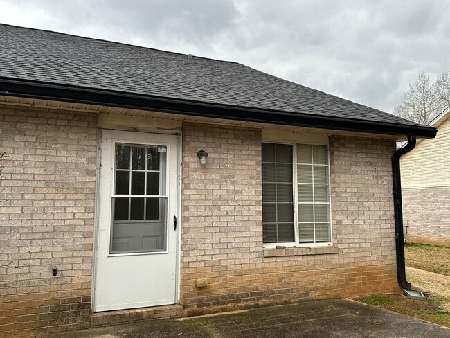 Building Photo - Single Story Gainesville Townhome with Garage