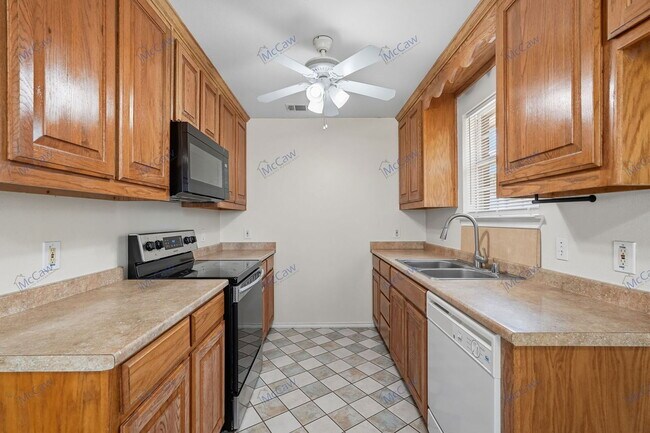 Building Photo - 509 W Cedar St