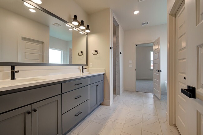 Building Photo - 6016 Kinnick Dr