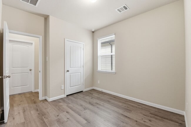 Building Photo - 2914 Lawrence Pk Ct