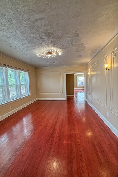 Building Photo - 8008 S Rhodes Ave