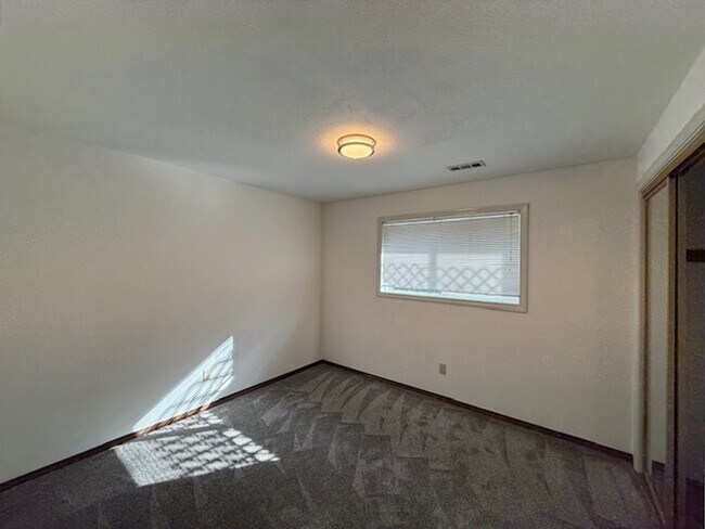 Building Photo - Spacious 3 Bedroom, 2 Bath home in Quality North Bend Neighborhood!