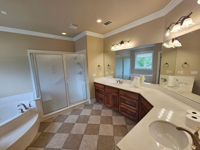 Building Photo - Beautiful Large Home in Johnson