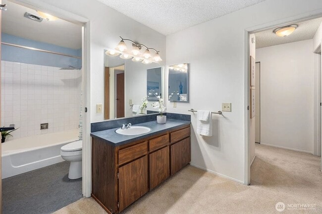 Building Photo - 3 Bedroom 2 Bathroom Plus Parking