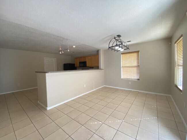 Building Photo - COMMUNITY POOL - LARGE 4 BEDROOM - Master Upstairs