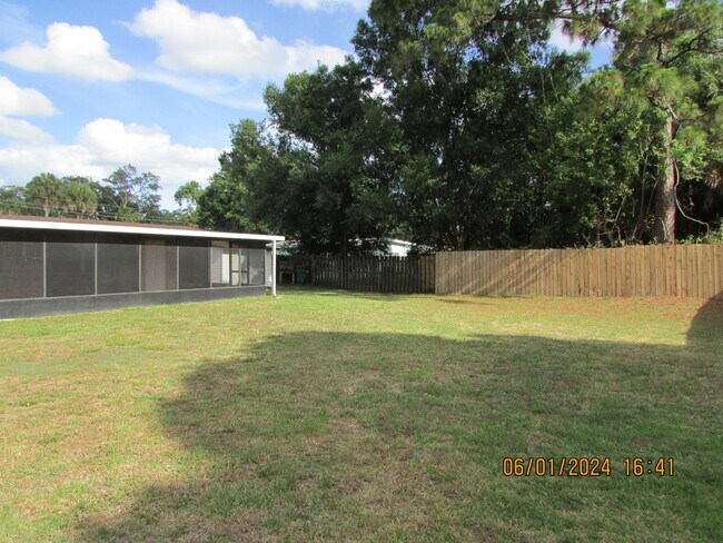 Building Photo - 211 W Laila Dr
