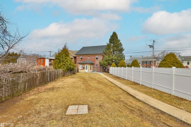 Building Photo - MACUNGIE 4BR 1.5 BATH CLASSIC HOME