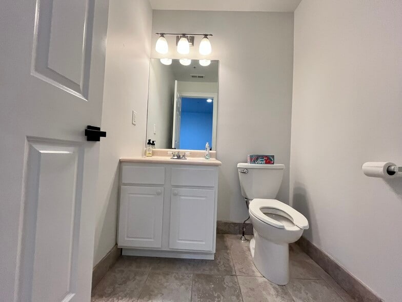 Building Photo - 2614 Boston Post Rd