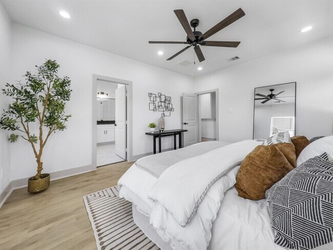 Building Photo - 2410 Vaughn St