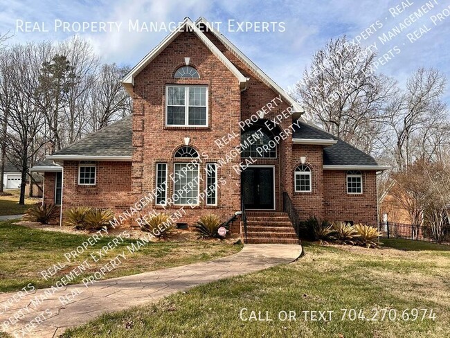 Primary Photo - Charming 4BR/2.5BA home in Charlotte!