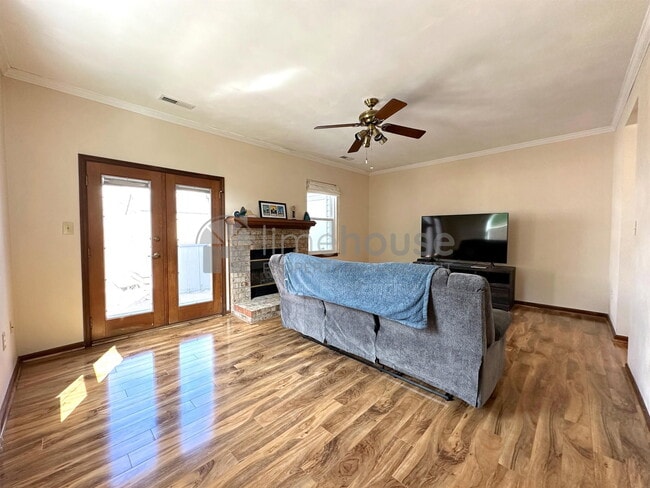 Building Photo - 400 Greenview Dr