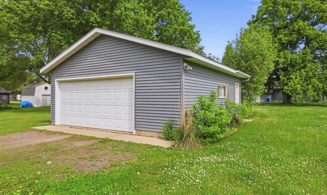Building Photo - 3 Bedroom 1 Bath Home in St. Joseph!