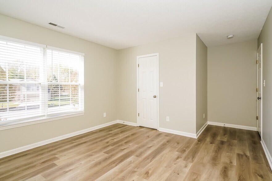 Building Photo - 729 Tulip Ln