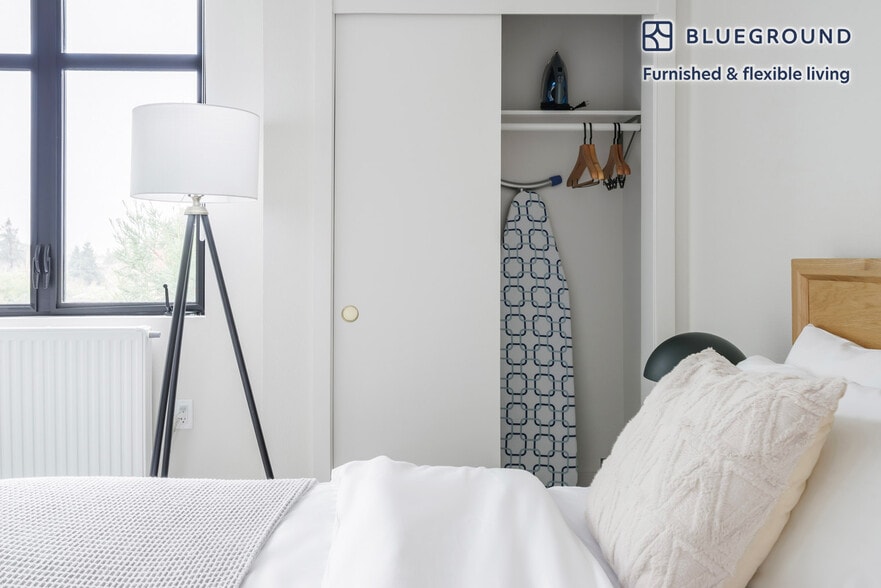 Building Photo - 1698 University Ave