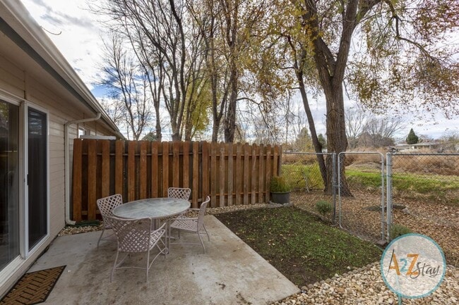 Building Photo - Emily Townhouses STR