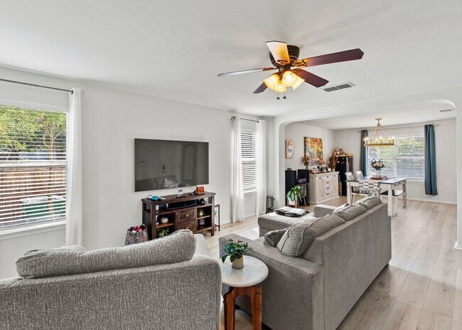 Building Photo - Charming 3-Bedroom Home in a Convenient Lo...