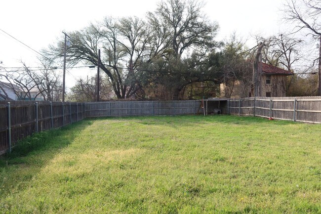 Building Photo - Charming 3-Bedroom Home with 2 Full Baths in Waco, TX - Perfect for Your Family!