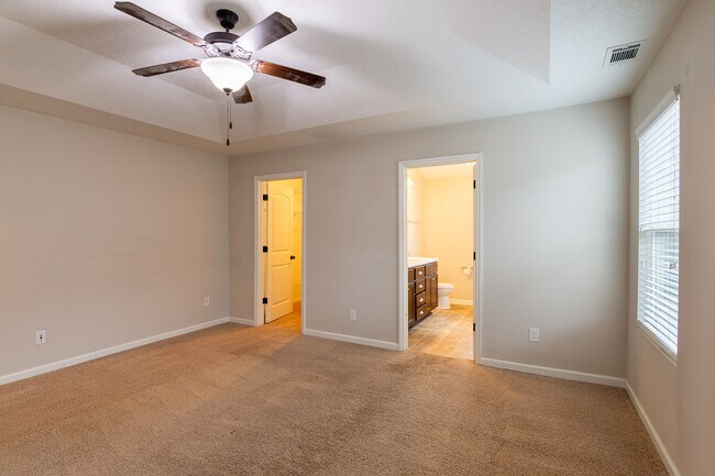 Building Photo - 3237 Alexandria Dr