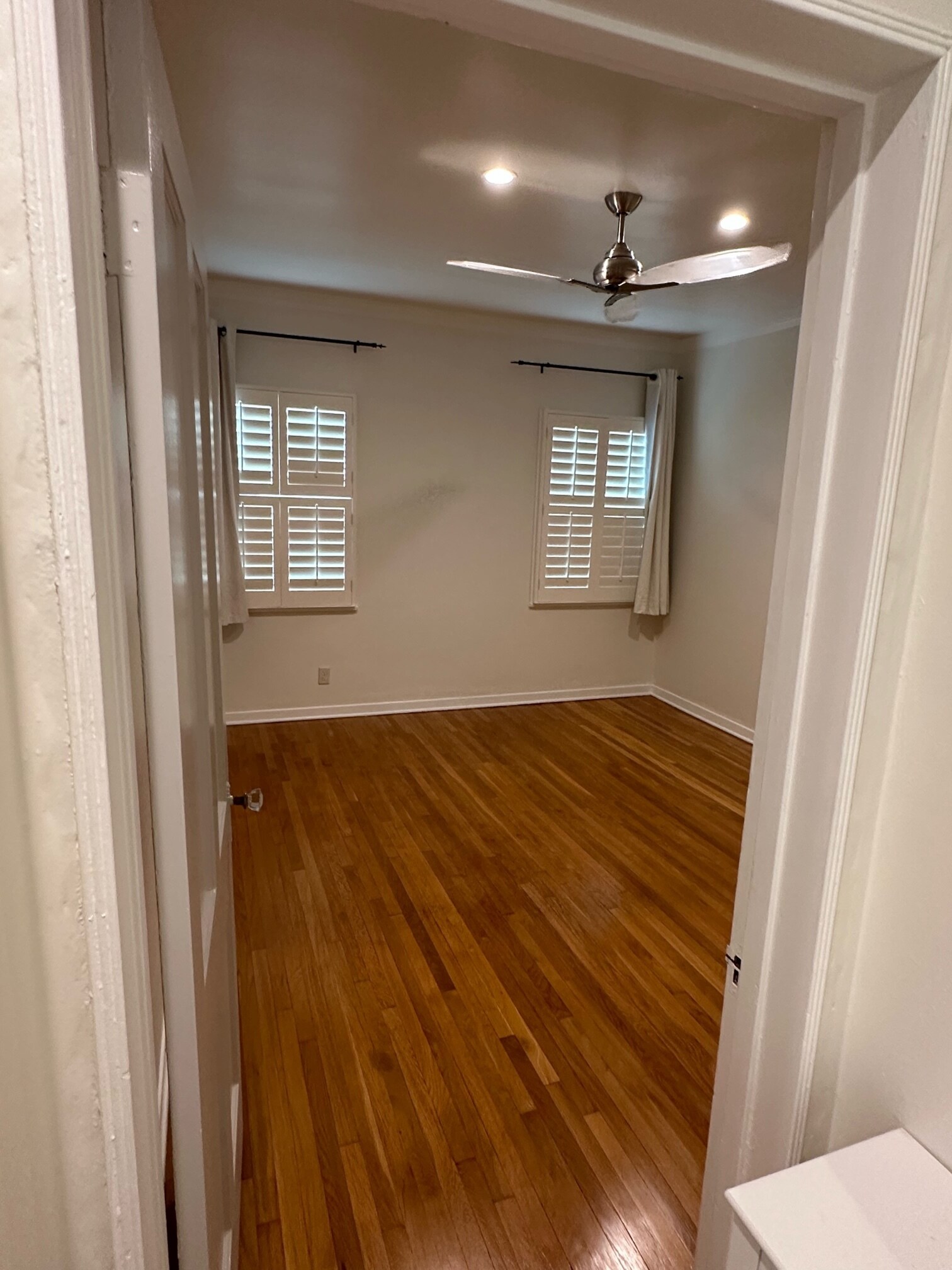 Building Photo - 1057 Masselin Ave