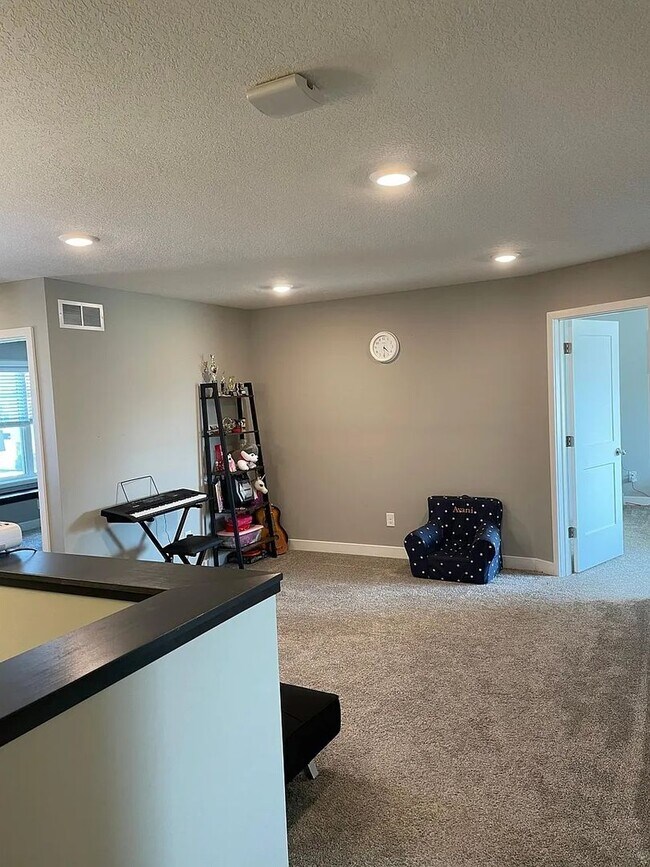 Building Photo - Awesome woodbury townhouse available!