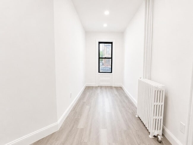 Building Photo - 428 56th St