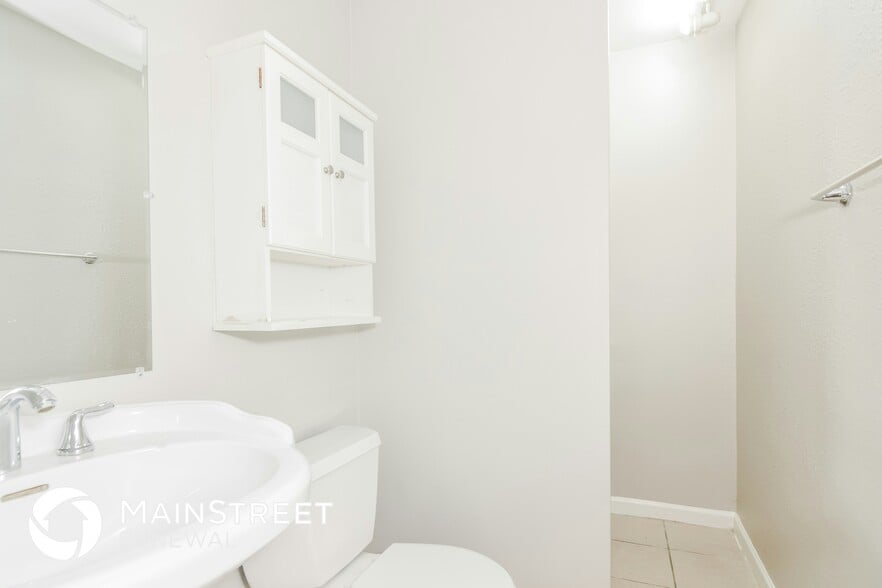 Building Photo - 1936 Pinehurst Dr