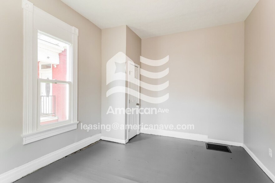 Building Photo - 603 E Oak St