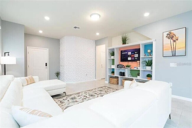 Building Photo - 7243 Oak Hammock Dr