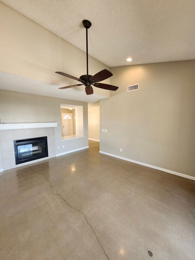 Building Photo - Charming Single-Story Home