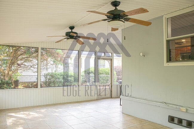 Building Photo - 135 E Derenne Ave