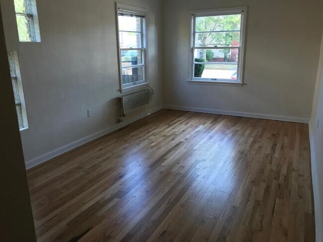 Building Photo - Spacious Studio, Available Now, Great loca...