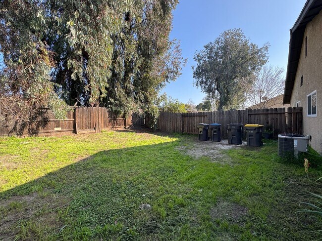 Building Photo - 3 Bed, 2 Bath Duplex in Quail Lakes Aea