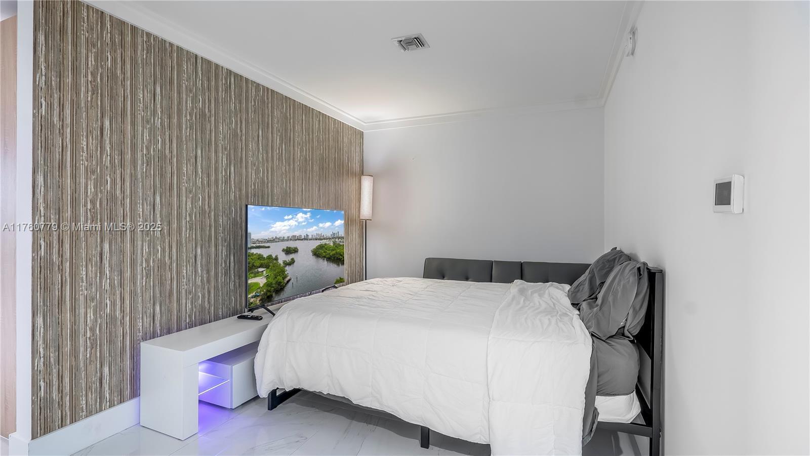 Den - 16385 Biscayne Blvd