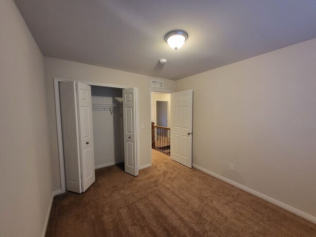 Building Photo - Spacious 4-Bedroom, 2.5-Bath Home Near Dow...