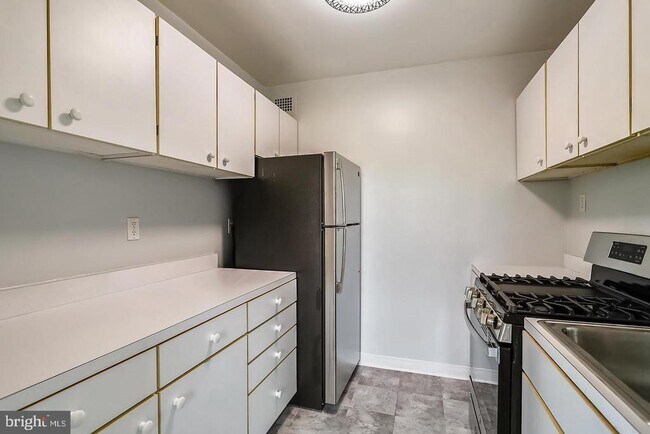 Building Photo - 4201 Cathedral Ave NW