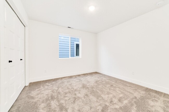 Building Photo - Low Maintenance Meridian Townhome!