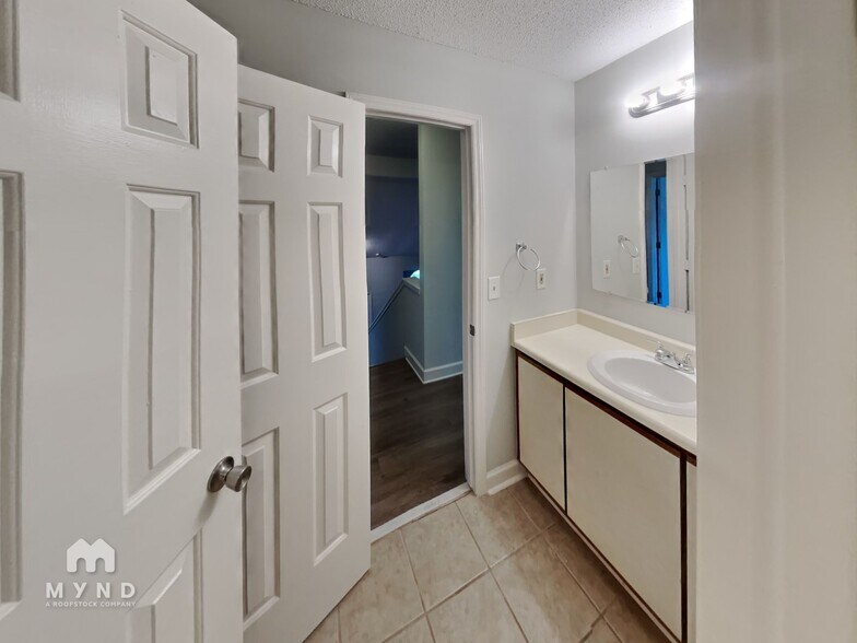 Building Photo - 3306 Woodland Park Rd