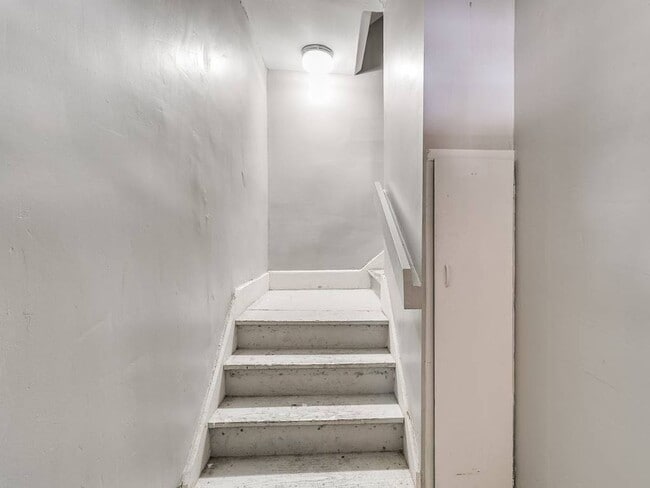 Building Photo - Cute Duplex - Upper Unit!