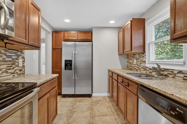 Building Photo - Your Next Home Awaits: 4BR/2BA in Desirable Prairie Village Location!