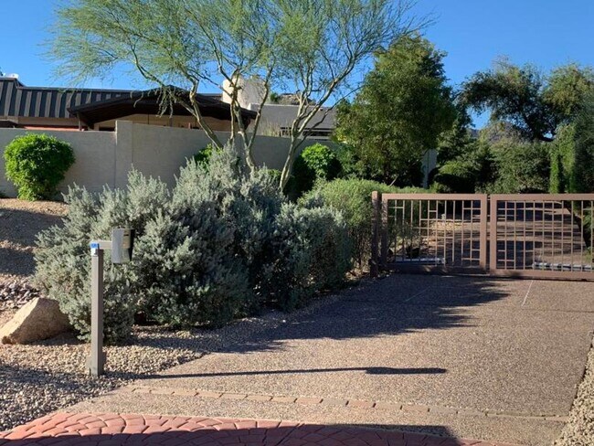 Building Photo - Beautiful 5 bed/4 bath + Den in Desirable Paradise Valley