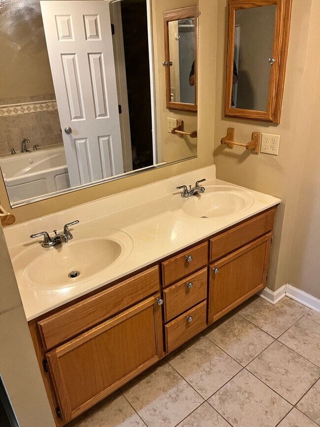 Building Photo - Spacious