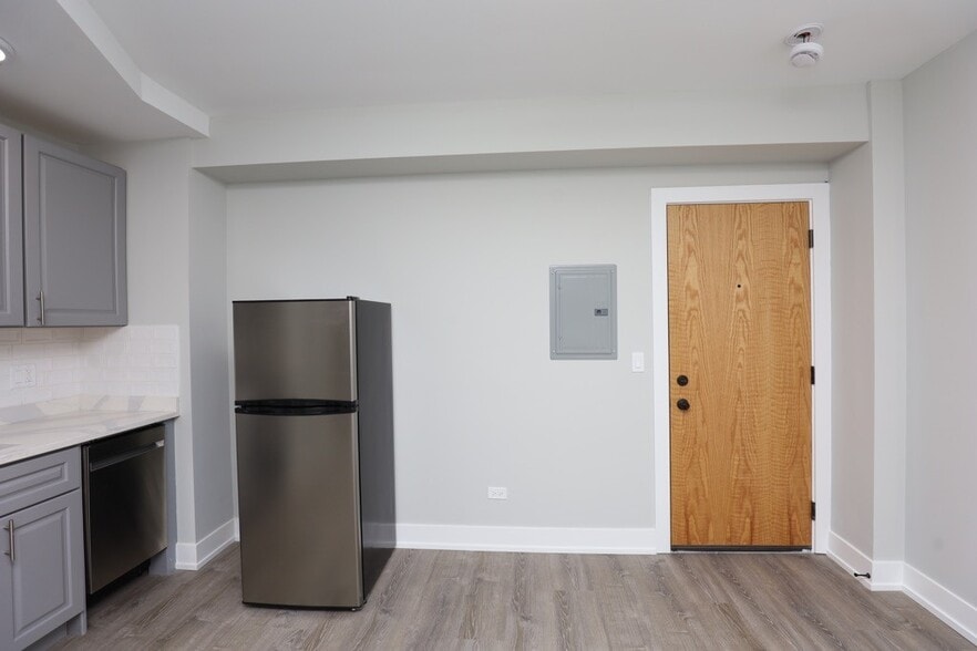 Building Photo - 510 W Belmont Ave