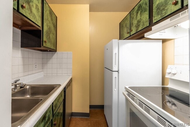 Building Photo - 493 Delaware Ave