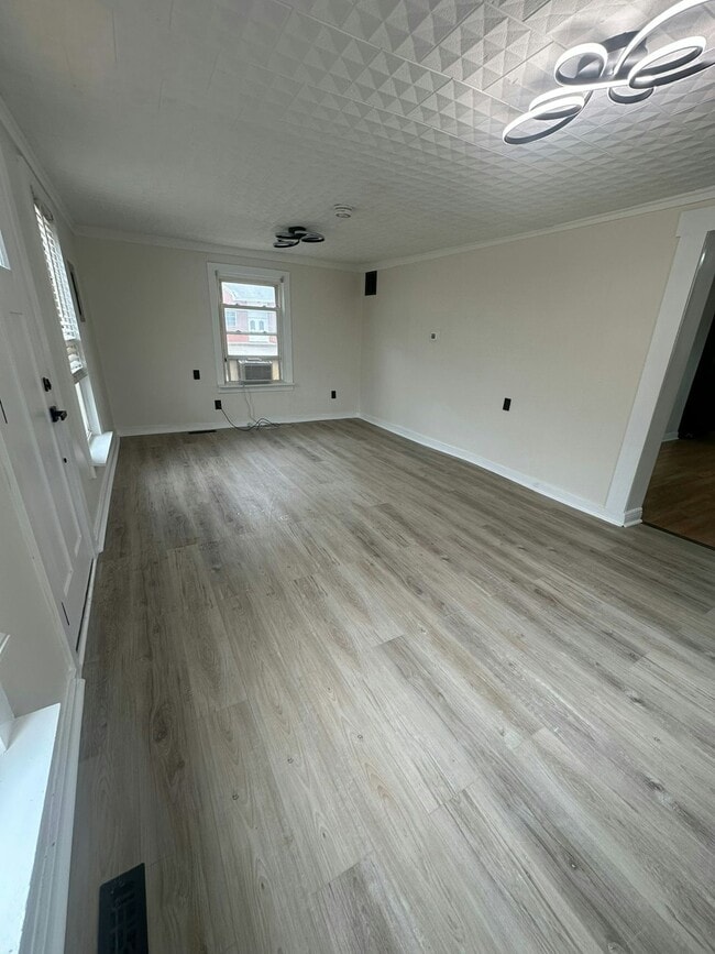 Building Photo - 125 E Market St