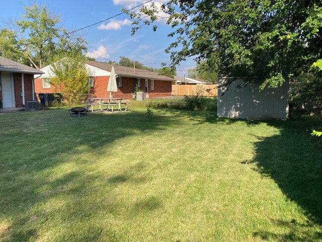 Building Photo - 3 Bedroom, 1 Bath Ranch Home w/Attached 1 ...