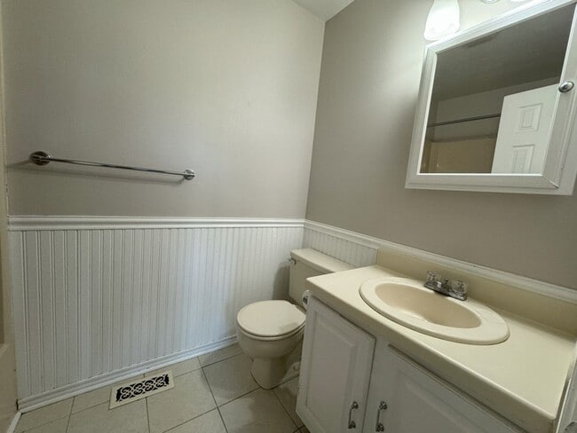 Building Photo - Great Neck area Townhome, Available Now!